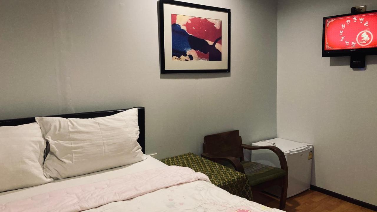 Noom Guesthouse Лопбурі Екстер'єр фото