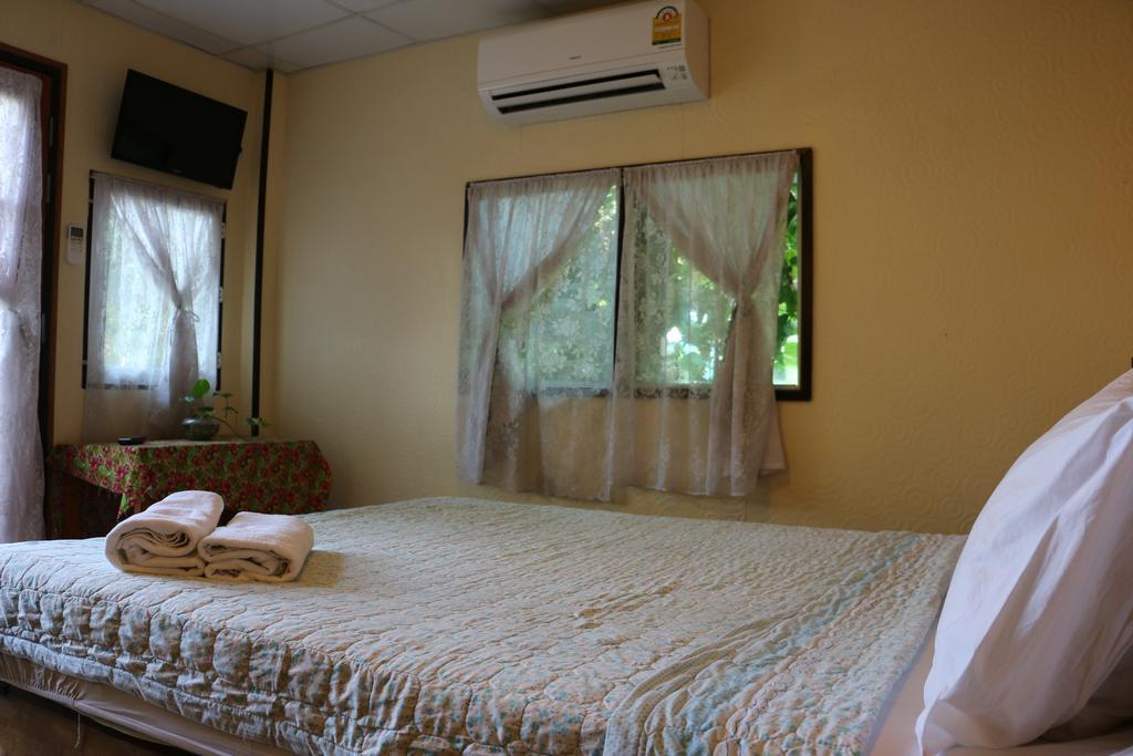 Noom Guesthouse Лопбурі Екстер'єр фото