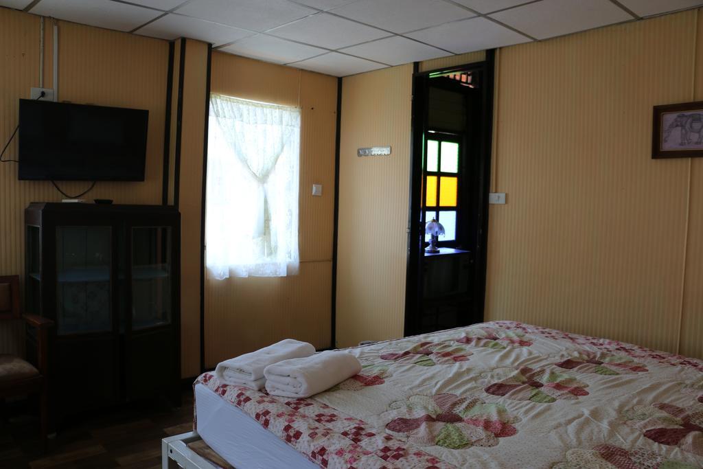Noom Guesthouse Лопбурі Екстер'єр фото