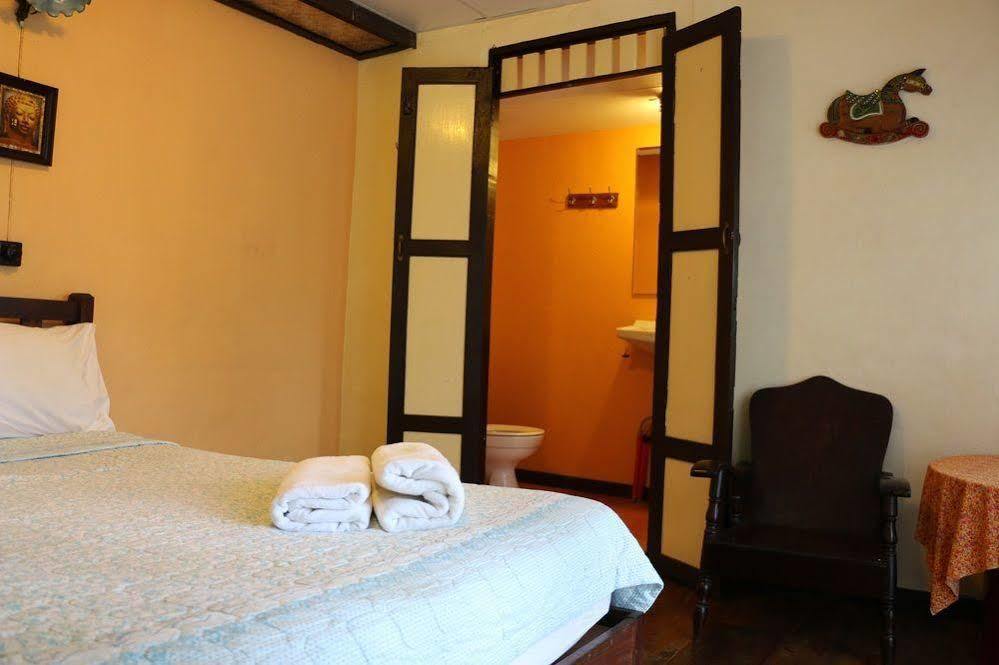 Noom Guesthouse Лопбурі Екстер'єр фото