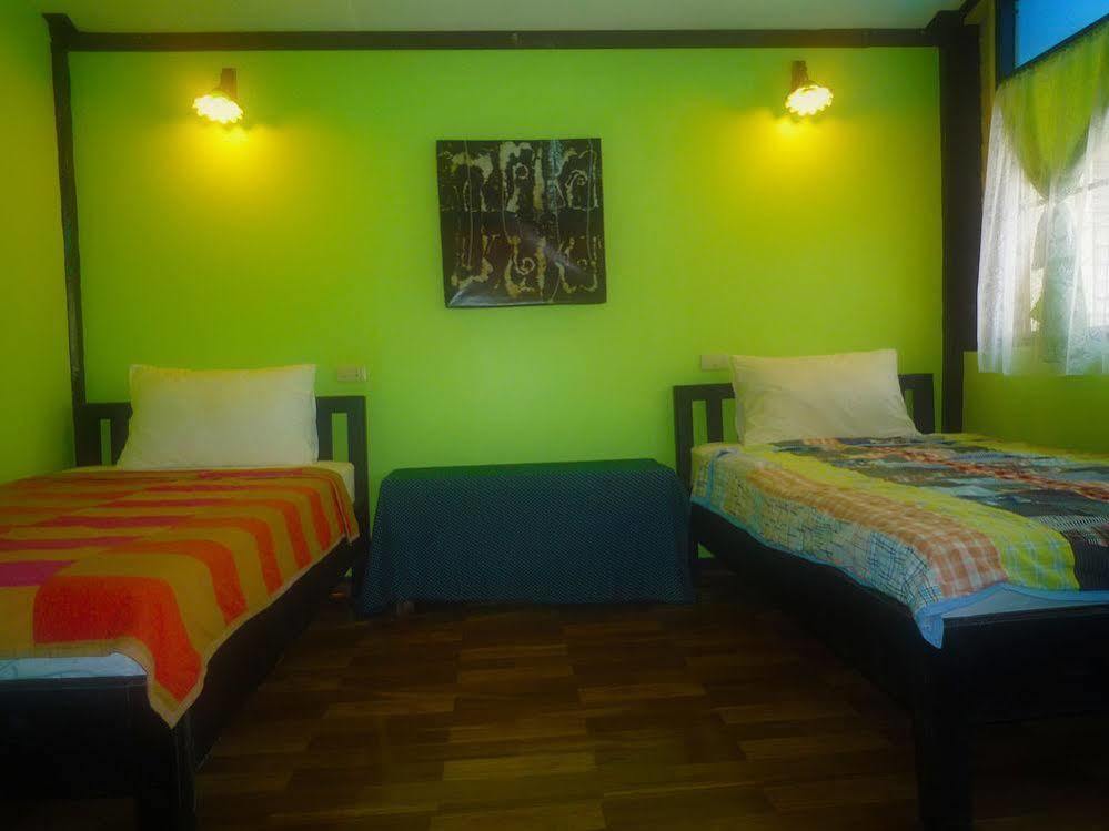 Noom Guesthouse Лопбурі Екстер'єр фото