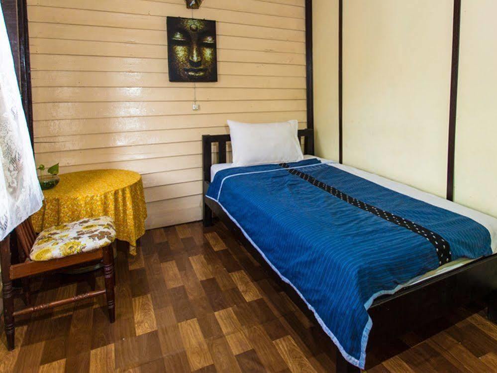 Noom Guesthouse Лопбурі Екстер'єр фото