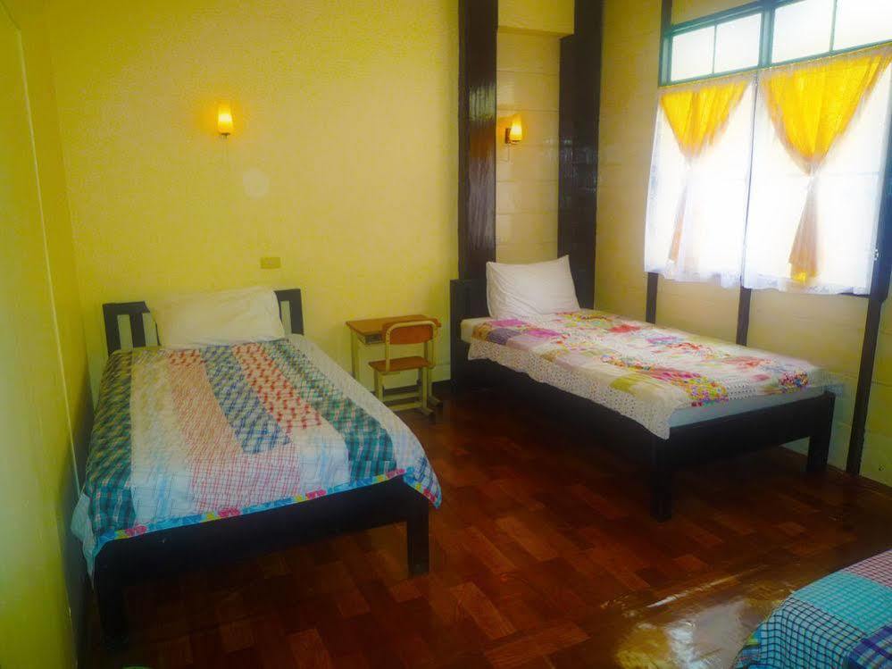 Noom Guesthouse Лопбурі Екстер'єр фото